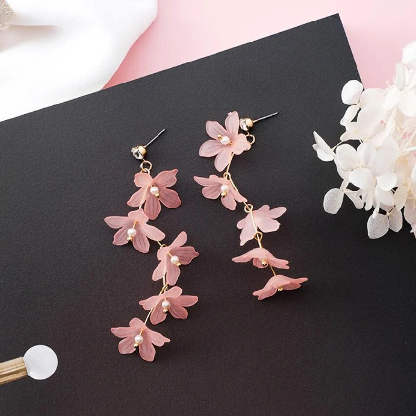 Boucles d'oreilles Slim Super Girl Longues Couches pour un look élégant. Profitez d'un design fin et polyvalent pour sublimer votre style quotidien.