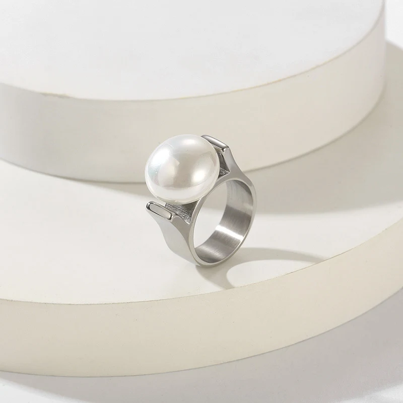 Bague géométrique en acier titane Entry Lux avec perles à clip exagérées. Personnalité affirmée, style unique.