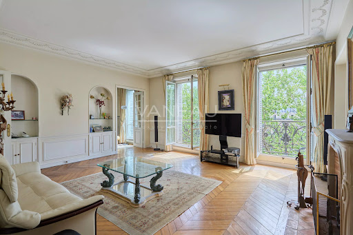 Living room with parquet floor and fireplace - Buy this luxury apartment / penthouse in Paris 4ème, 4 rooms, 2 bedrooms