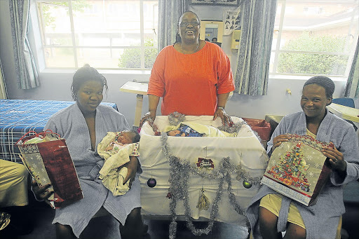 FIRST OF THE YEAR: Aviwe Mathole and Jozelle Barnes show off their babies born on New Year’s Day at Bhisho Hospital. Health MEC Phumza Dyantyi, centre, stands proudly next to the mothers after handing over gifts for their newborns Picture: SIBONGILE NGALWA