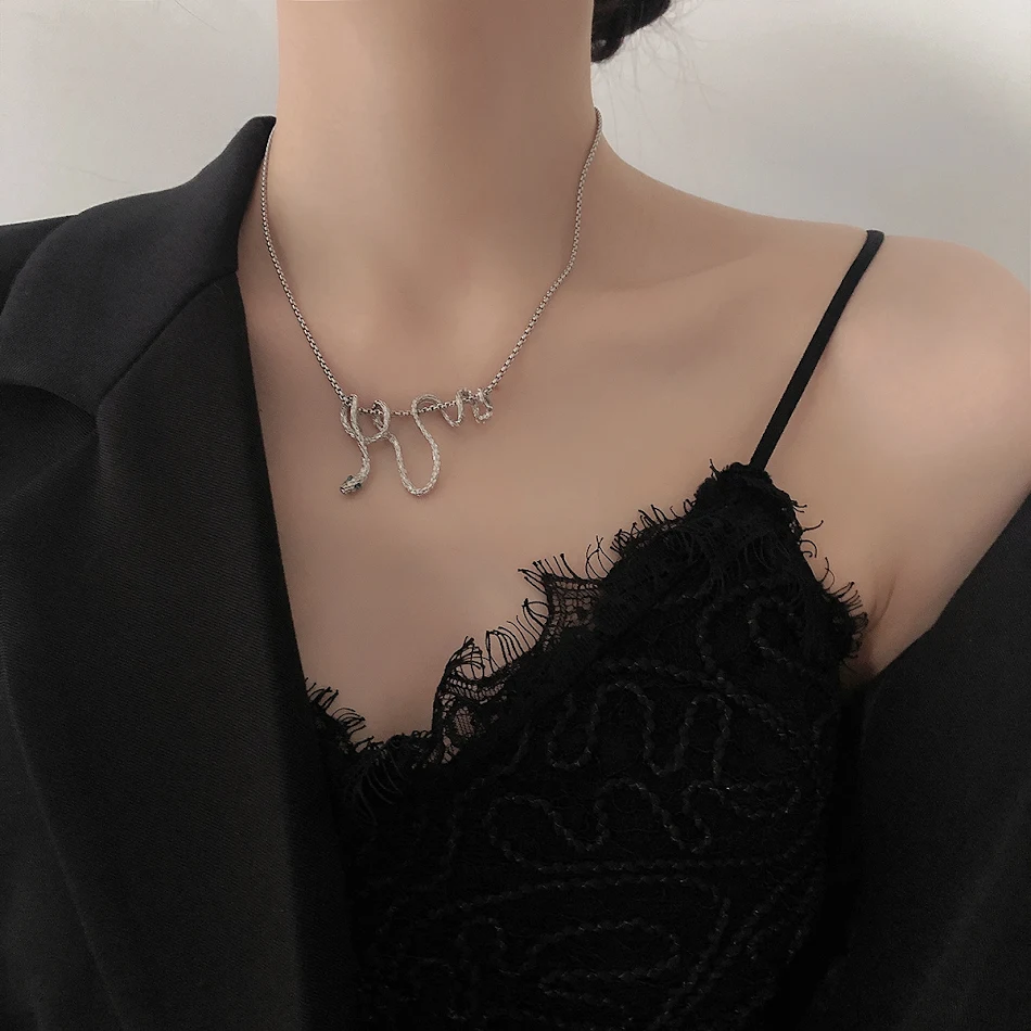 Gebogenes Schlangen-Anhänger-Halskette aus Titanstahl, schlicht und vielseitig, ideal für jeden Anlass. Stilvolles Accessoire für Damen.