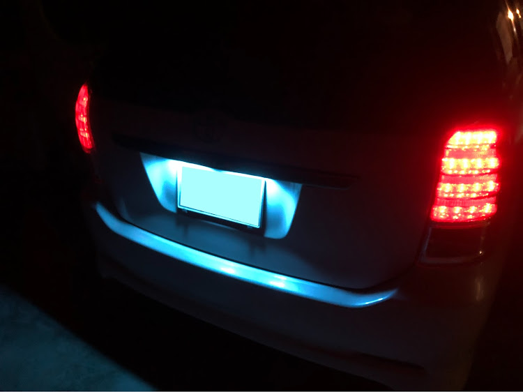 ウィッシュのヘッドライトバルブ交換・フォグランプLED化・ナンバー灯LED化に関するカスタム事例の投稿画像3枚目