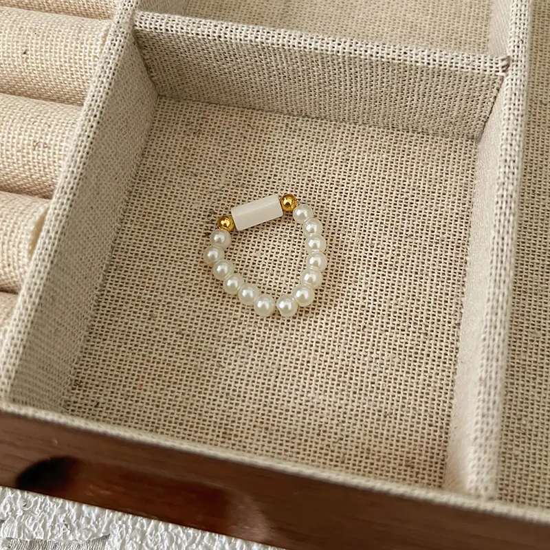 Bague de perles de cristal colorées Design de niche Ins Avancé Élégance et style pour femmes Bijou unique et raffiné Confort et éclat