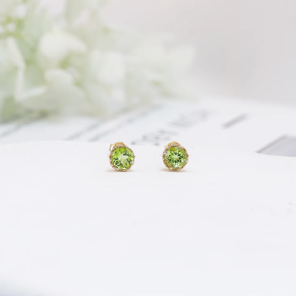 Boucles d'oreilles clous en olivine naturelle pour femmes, l'éclat naturel pour sublimer votre beauté, un accessoire idéal pour toutes occasions.