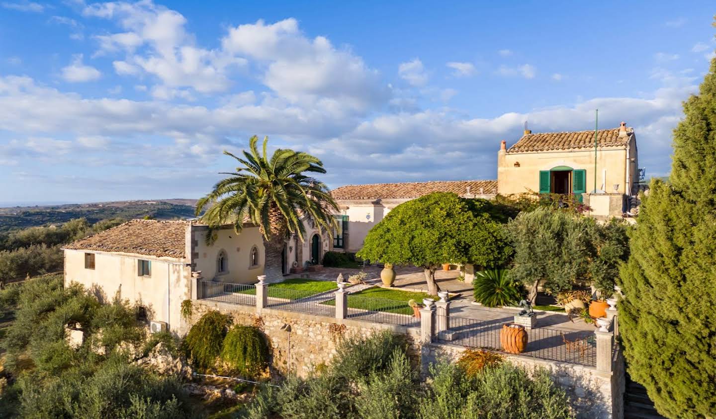 Corps de ferme avec jardin et piscine Chiaramonte Gulfi