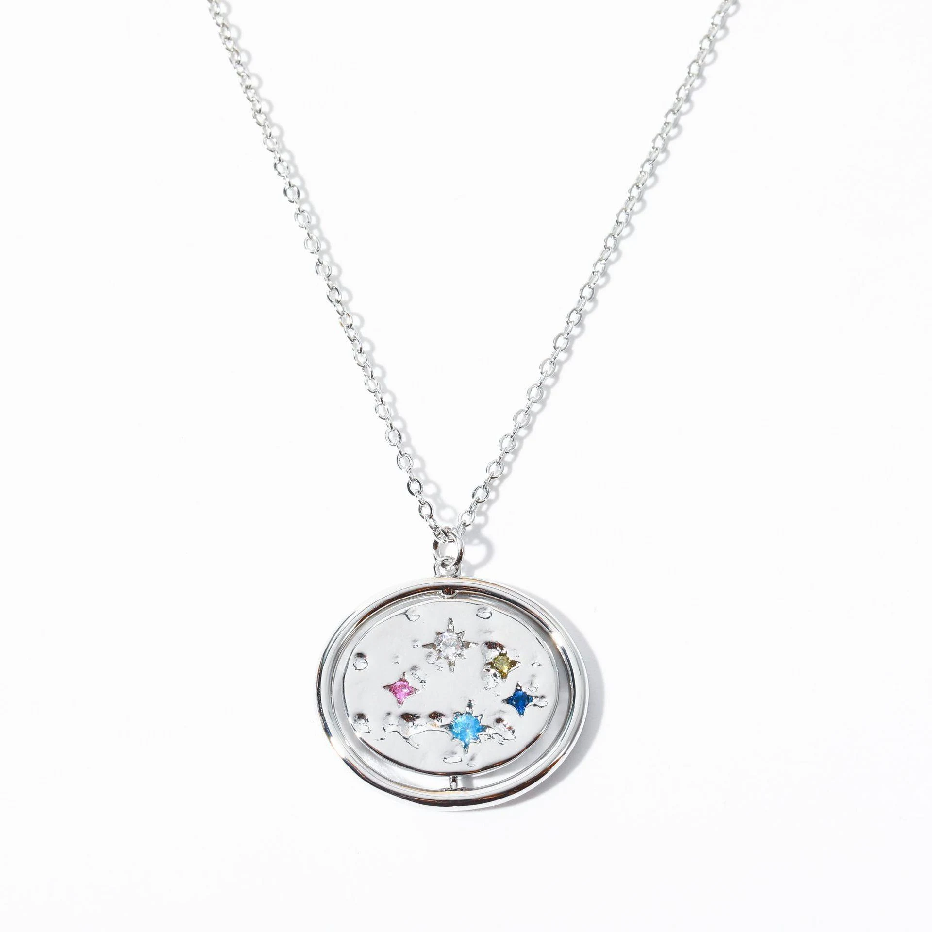 Title 3, Collier irrégulier ajouré avec zircons incrusté...