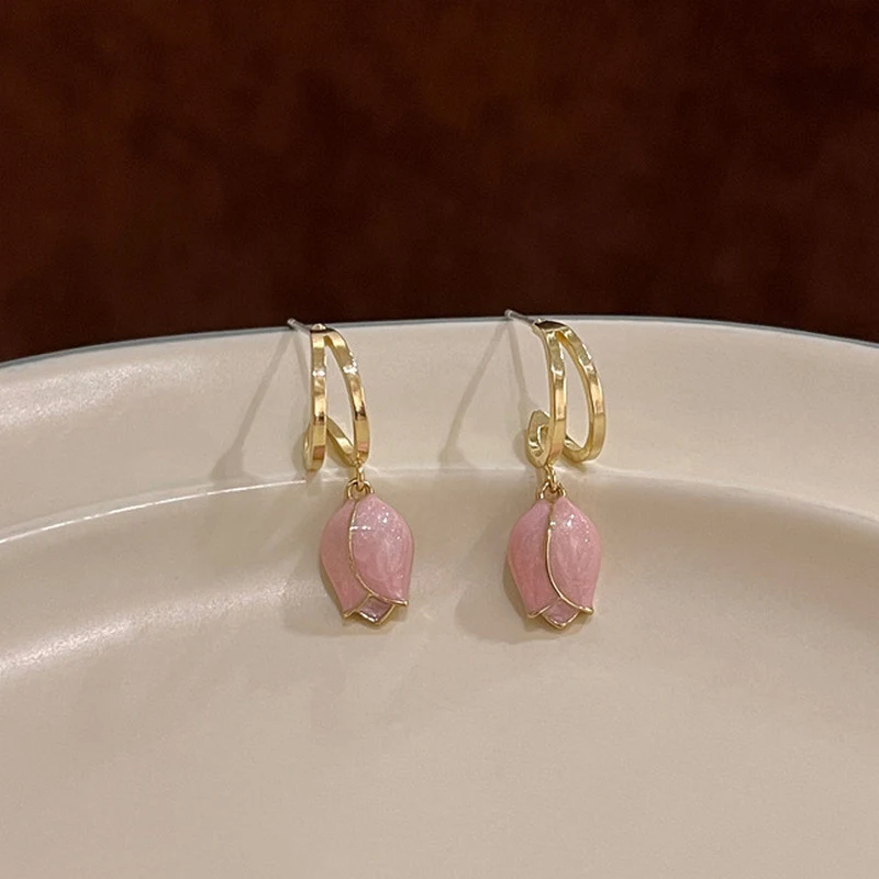 Boucles d'oreilles élégantes en forme de tulipe, style français, émail dégoulinant, sans perçage. Pour une grâce florale et un charme intemporel.