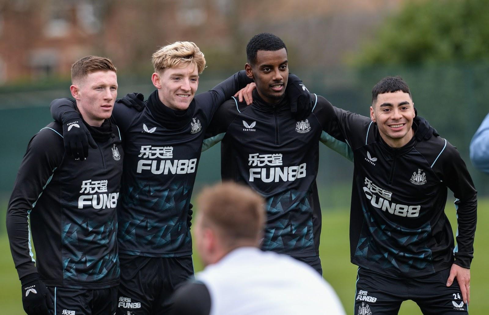 Newcastle United players pose for pics during their training session ahead of the EFL Cup final