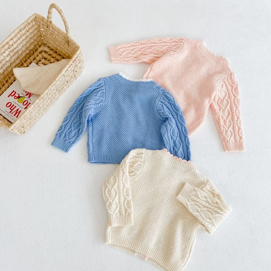 Baby meisje bloem geborduurde jas. Houdt je baby warm en stijlvol. Perfect voor speciale gelegenheden of dagelijks gebruik.