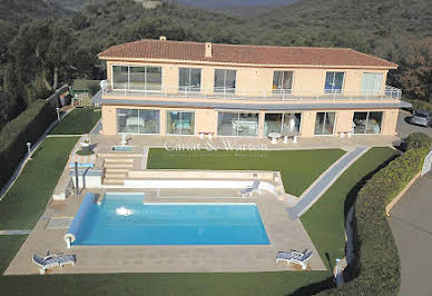 Villa avec piscine et terrasse 9