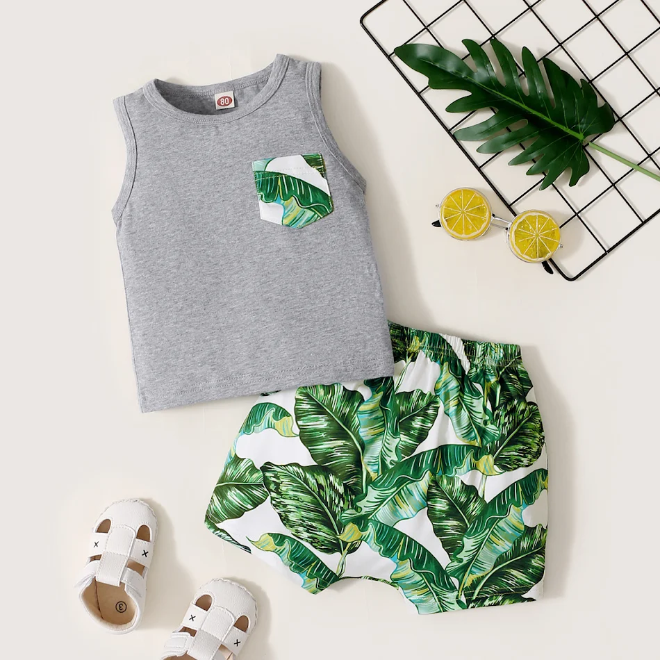 Conjunto de duas peças com top sem mangas de cor sólida e shorts estampados, ideal para um visual moderno e confortável no verão.