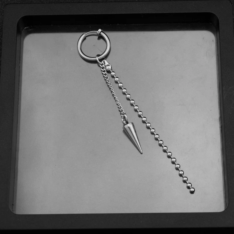 Boucles d'oreilles pendantes à pompon et perles en acier inoxydable. Élégance raffinée pour toutes les occasions. Légères, durables et parfaites.