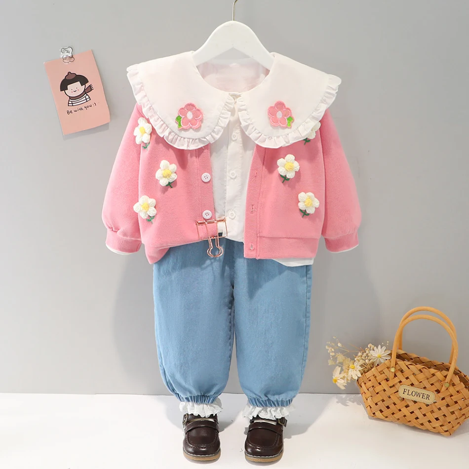 Conjunto de tres piezas para niños con cárdigan, top con cuello de muñeca y más. Perfecto para estilo y comodidad diario.