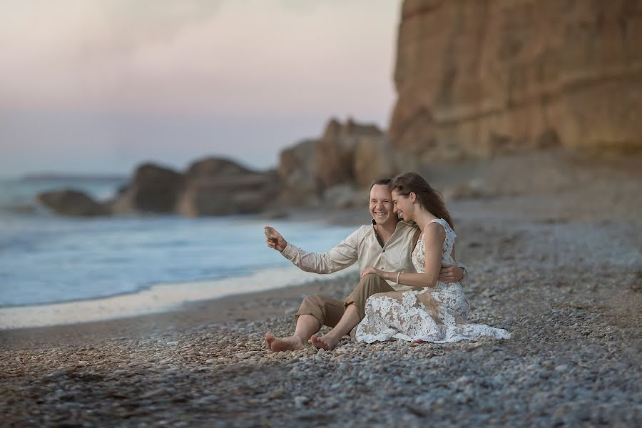 Fotógrafo de casamento Olga Selezneva (olgastihiya). Foto de 2 de agosto 2017