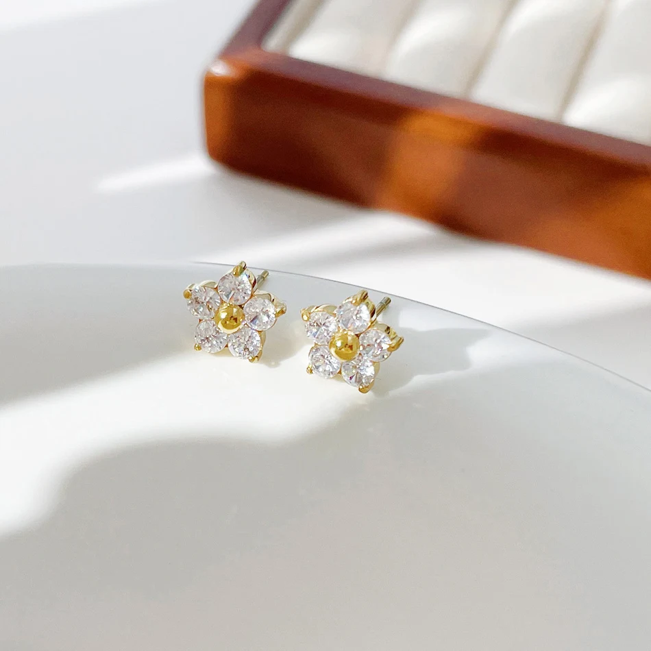 Pendientes de botón con pétalos de diamantes pequeños y dulces para mujer, delicados y elegantes, perfectos para uso diario y ocasiones especiales.