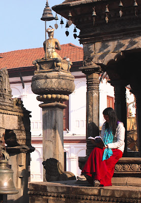 Nepal , sui gradini del tempio che adesso non esiste piu'. di ManuelGoWest