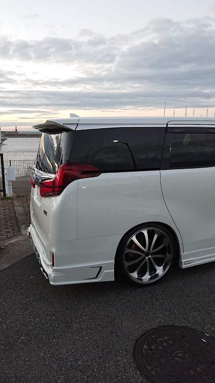 アルファードの#エムズスピード・#コンプリートカー・仕事終わりにパシャリ・今日も一日お疲れ様でした。・マリーナに関するカスタム事例の投稿画像3枚目