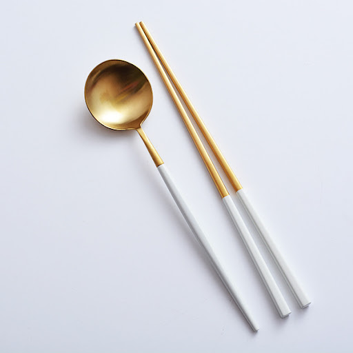 Title 2, Ensemble de couverts en acier inoxydable