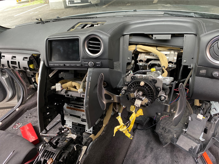 NISSAN GT-Rのダッシュボード交換・4時間作業😊・パン君に関するカスタム事例の投稿画像1枚目