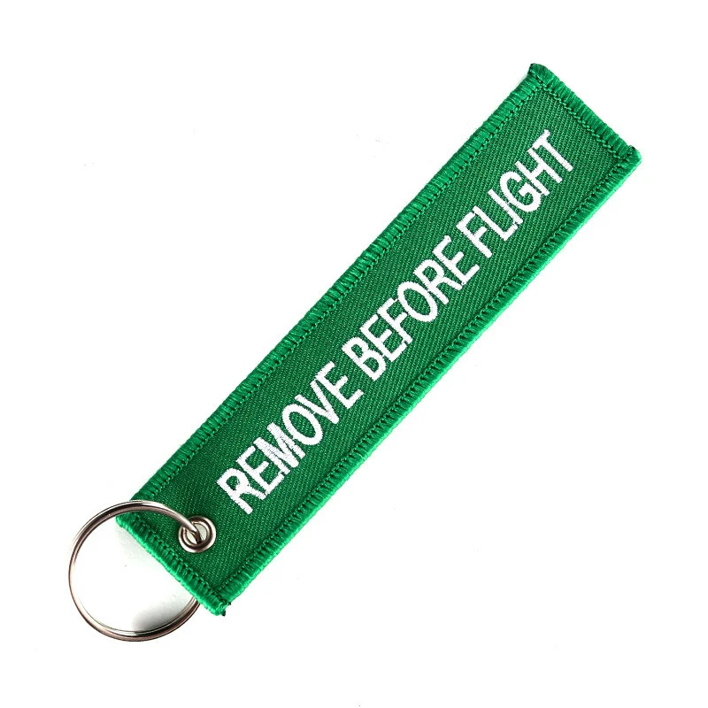 Porte-clés personnalisé brodé, fond rouge et blanc, parfait pour identifier facilement vos clés et afficher votre style personnel.