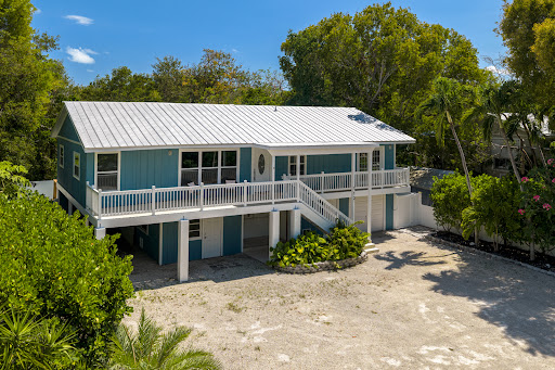 Blue stilt house, balcony, tropical garden - House purchase in Key Largo, 4 bedrooms