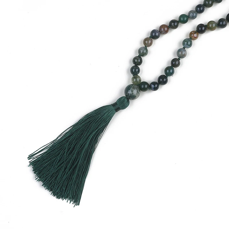 Robe longue en agate avec 108 colliers à pompons simples pour femmes. Élégance et charme pour un look unique et raffiné, adapté à tout événement.