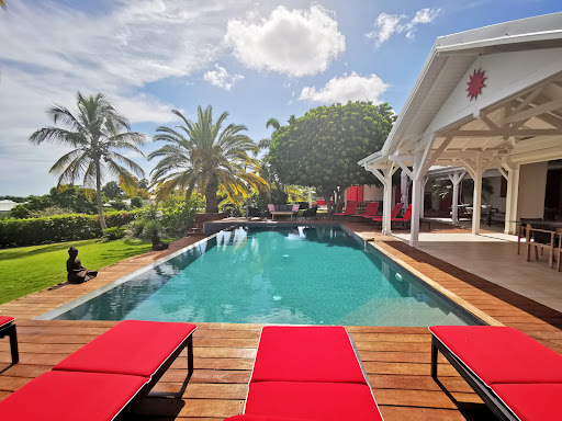 Villa avec piscine et terrasse 1