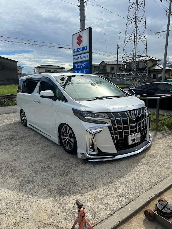 アルファードのAGH30W・30アルファード後期・エアサスに関するカスタム事例の投稿画像1枚目