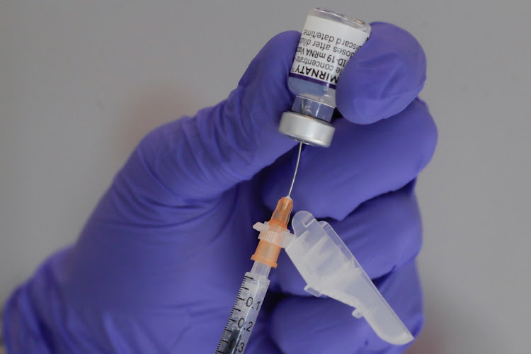 The Covid-19 vaccine does not alter the DNA, says the health department.