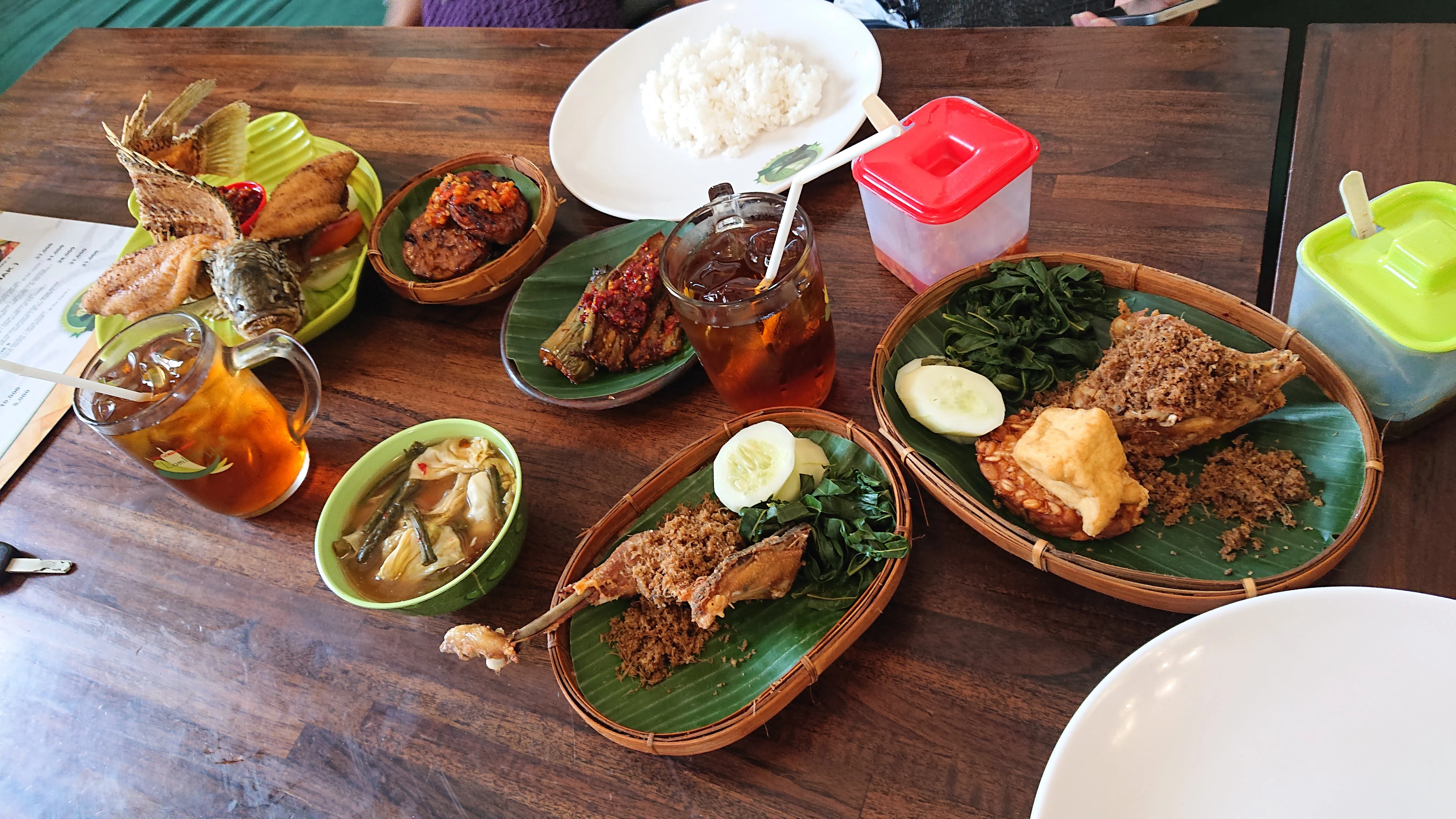 Menu ayam goreng di Lombok Idjo Diponegoro