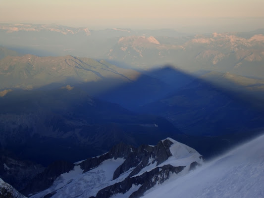 L'ombra del Monte Bianco all'alba di shiro
