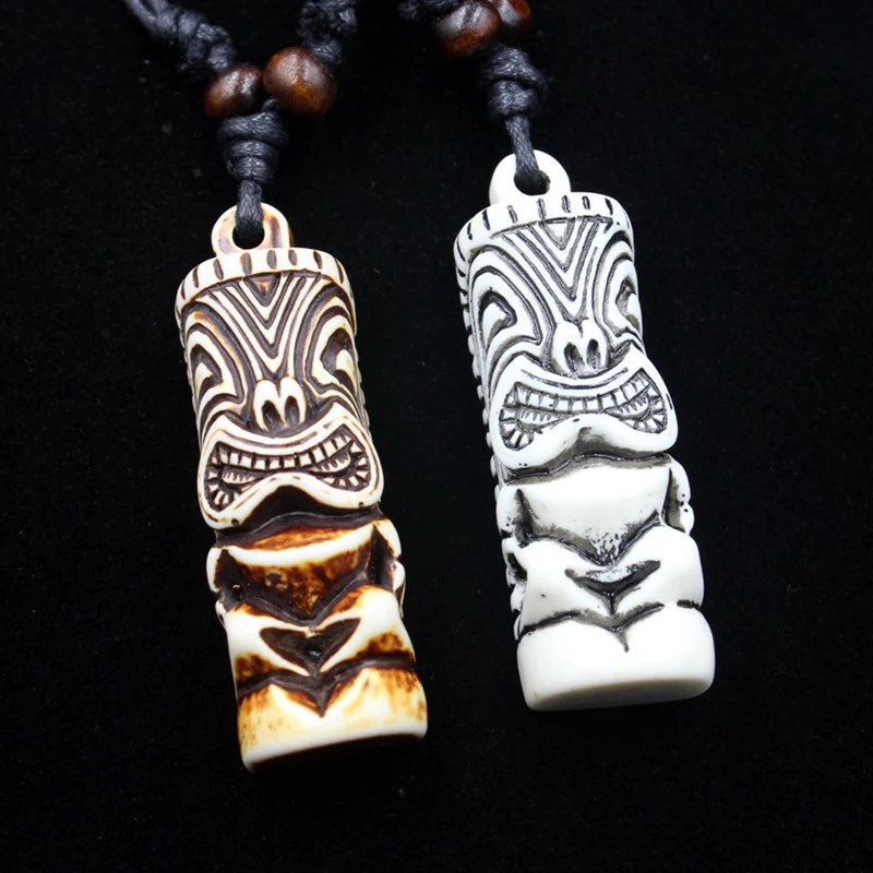Title 5, Collier pendentif statue Tiki, ornement. Un sym...