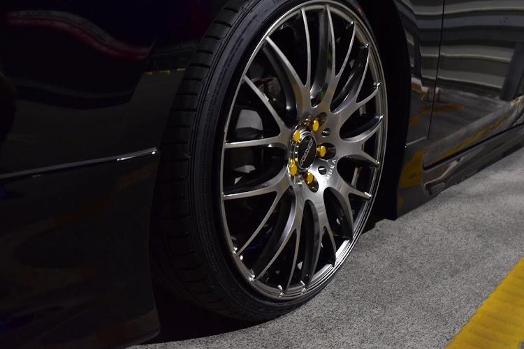 プリウスの車が好きな人と繋がりたい・プリウス50系・プリウス・ホムラ2×9plus・ホイルに関するカスタム事例の投稿画像1枚目