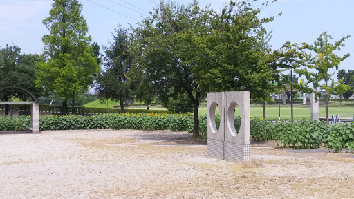 城東公園丸いモニュメント