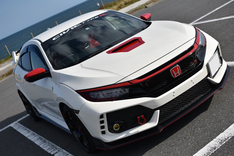 シビックタイプRのドライブ・晴天・一眼レフ・洗車に関するカスタム事例の投稿画像1枚目