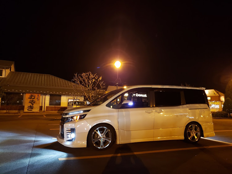 ヴォクシーの洗車・夜・車高下げたい・LEDフォグ・ウィンカーポジションに関するカスタム事例の投稿画像1枚目
