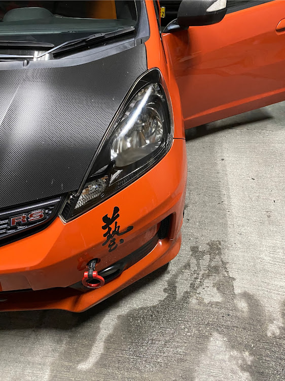 フィットのフィットRS・ge8・缶スプレーで挑戦・ヘッドライト塗装に関するカスタム事例の投稿画像4枚目