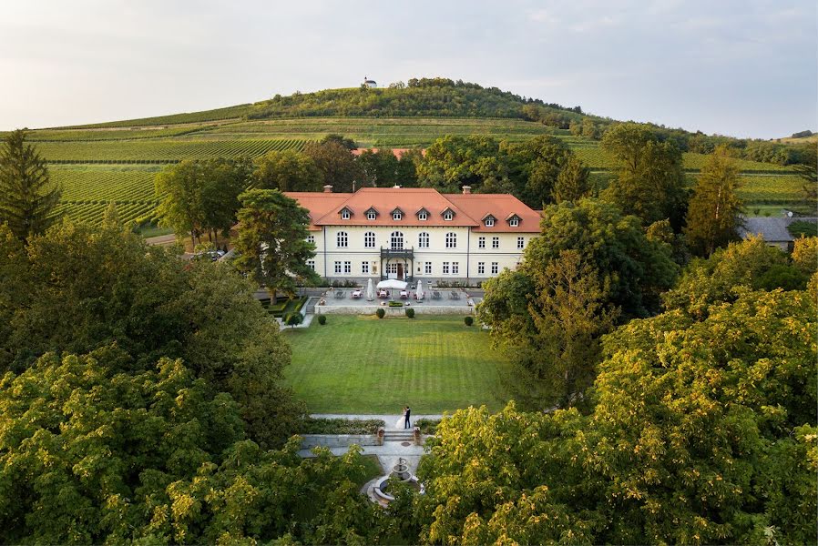 Fotógrafo de casamento Endre Szatmári (startdrone). Foto de 21 de março 2020