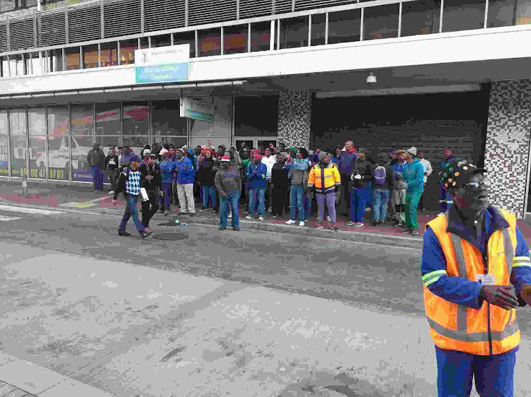 Striking temporary municipal workers