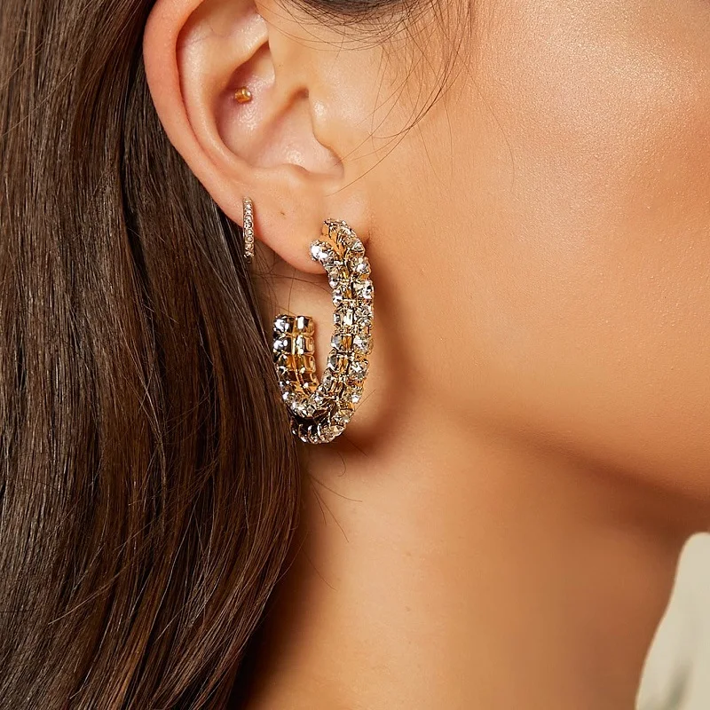 Boucles d'oreilles coréennes Dongdaemun en C, demi-cercle, diamants givrés, style élégant, parfaites pour sublimer votre look et briller en toute occasion.