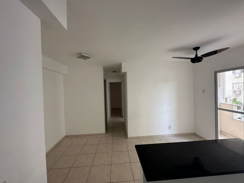 Apartamento Vazio, Varanda, Sala, 2 Quartos, Banho, Cozinha, Área e 1 Vaga. Condomínio com Play Clube.