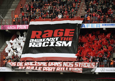 📷 Club en supporters Standard tegen racisme, maar ook met scherpe prik naar Bayat en maatschappij: "Geen pact met het ongedierte" en "Soms beter racist dan ..."