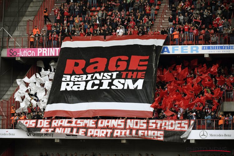 📷 Club en supporters Standard tegen racisme, maar ook met scherpe prik naar Bayat en maatschappij: "Geen pact met het ongedierte" en "Soms beter racist dan ..."