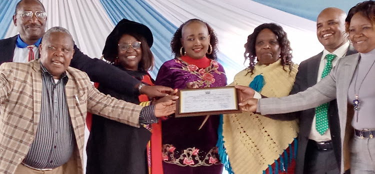 Principal Secretary for the implementation of curriculum reforms Fatuma Chege presents a certificate to approve the clearance of Kerugoya Municipality Primary School to teach junior secondary education in January 2023.