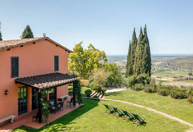 Farmhouse with garden 1