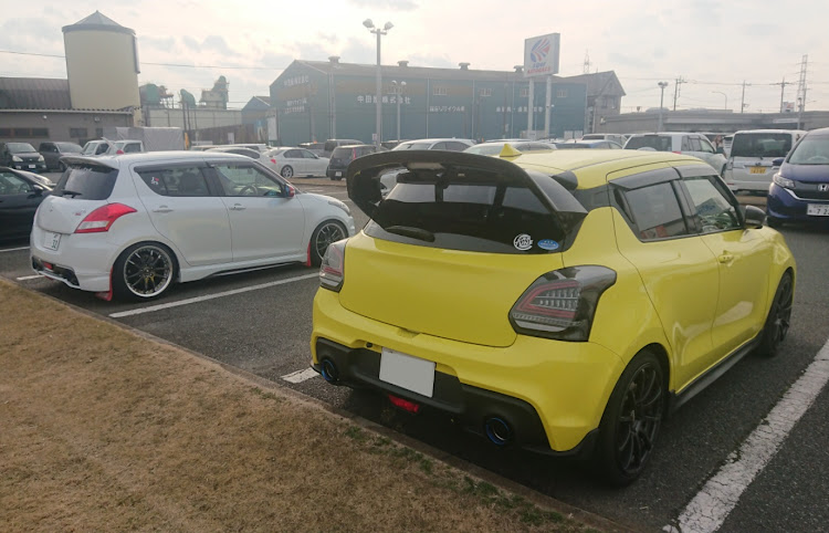 スイフトスポーツのZC32S型スイフトスポーツ・Velz KCV 04・車は白いがパーツは赤い・年末のご挨拶・斜め45度の美学に関するカスタム事例の投稿画像4枚目