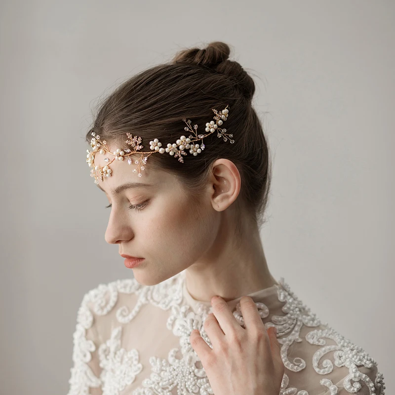 Braut-Haarband mit Perlenblüten, Hochzeitsaccessoire für Damen. Verschönert jede Frisur, ideal für Hochzeiten, elegant und stilvoll.