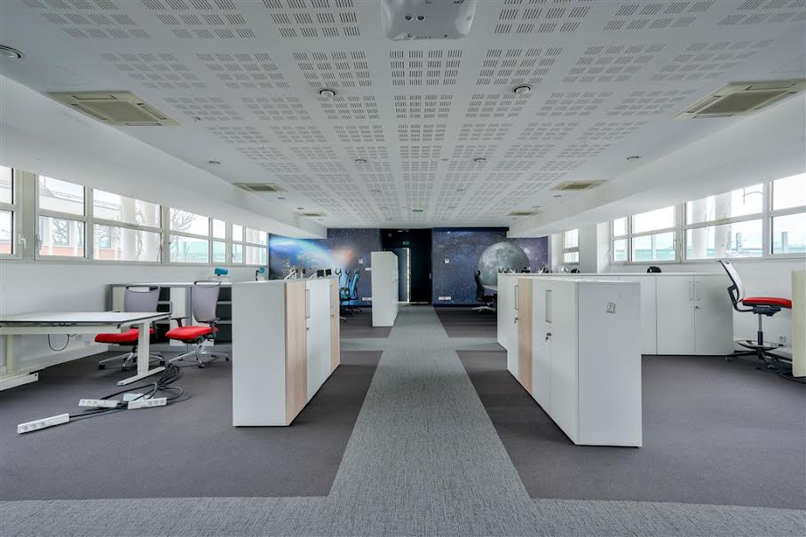 Location  locaux professionnels  3258 m² à Saint-Cloud (92210), 81 450 €