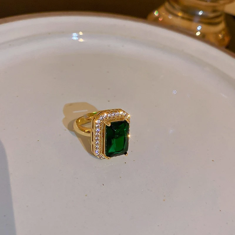 Conjunto de brincos e colar geométricos de cristal esmeralda de zircônio e agulha de prata. Elegância radiante para realçar sua beleza.