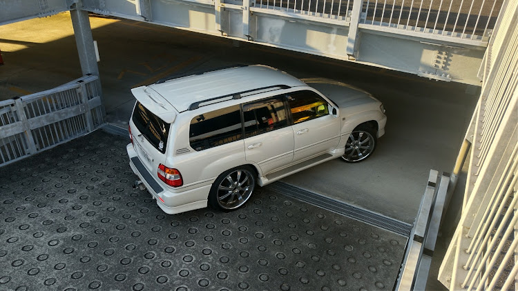 ランドクルーザー100のランクル・ローダウンSUV・大口径ホイール・立体駐車場・撮影会に関するカスタム事例の投稿画像3枚目